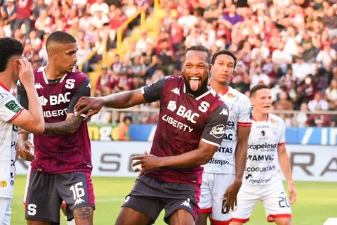 Kendall Waston es reconocido en el exterior.