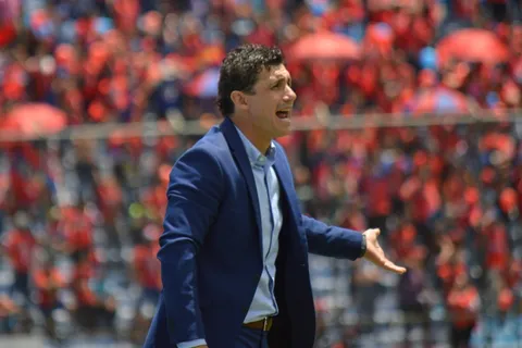 Sebastián Bini con un pie afuera de Municipal