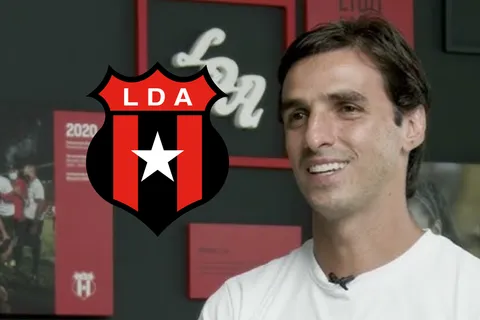 Jugó 584 partidos, ganó 10 títulos y retiraron su dorsal: la leyenda de Alajuelense que hizo emocionar a Bryan Ruiz