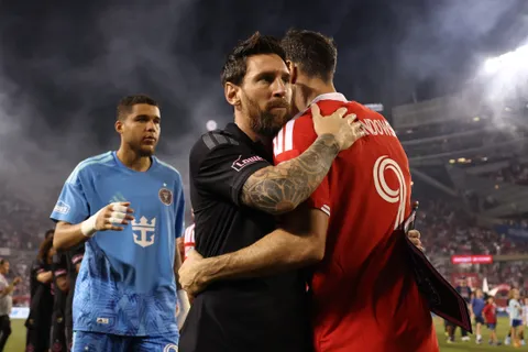 El duelo entre Lionel Messi y Robert Lewandowski quedó empatado.