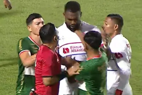 Alexy Vega hizo un Anangonó: la cachetada que le dio a un jugador de Olimpia en la derrota de Marathón