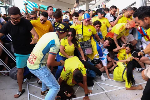 De terror: graves incidentes provocan atraso en el inicio de la final de la Copa América 2024 entre Argentina y Colombia