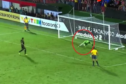 Presidente de Santa Tecla sí le dio con todo a jugador del penalti errado a lo ‘Panenka’