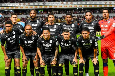 Jugador de Saprissa en problemas. (Foto: Saprissa)
