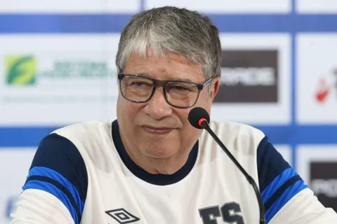 Bolillo Gómez en conferencia de prensa.