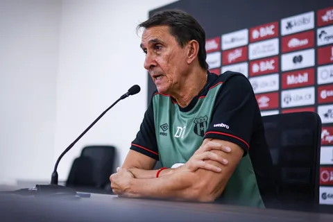 Guimaraes fue duro con dos dirigidos.