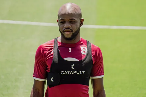 De morado a rojinegro: la imagen de Javon East más temida por Saprissa se hace realidad