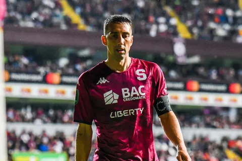 Mariano Torres le habla a la afición de Saprissa por primera vez tras la sanción