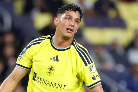Warren Madrigal sigue sin jugar: el motivo real de su ausencia en Nashville tras ser desafectado de La Sele