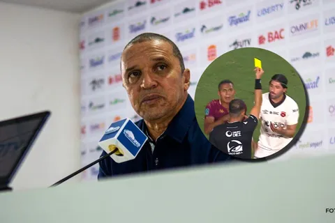 Erick Lonnis se refirió al arbitraje en el Clásico Nacional.