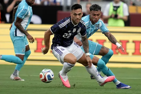 “La gente no quiere palabras, quiere hechos”: Kervin Arriaga marca la exigencia para Honduras ante Surinam