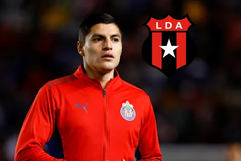 Un problema cardíaco casi lo retira, pero desafió todos los pronósticos y ahora es el 9 de Alajuelense: "Me dijeron que no podía volver a jugar"