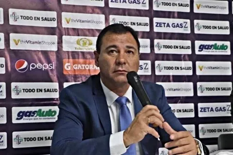 Aficionados de Comunicaciones quieren la salida de Mauricio Tapia