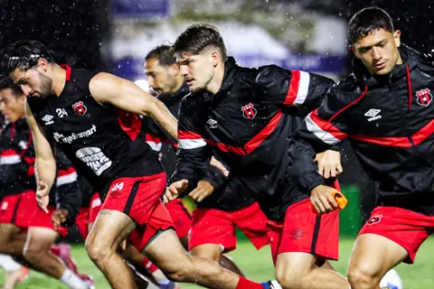 Futbolista de Alajuelense preocupó a todos. (Foto: LDA)