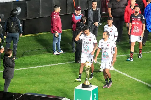 Ídolo de Alajuelense debe salir a pedir perdón.