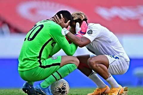 El gesto de Luis Palma sobre David Ochoa que trascendió como la imagen del partido entre Honduras y Estados Unidos