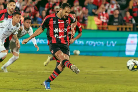 Enojo morado: Celso Borges queda expuesto por Saprissa y en Alajuelense lo defienden