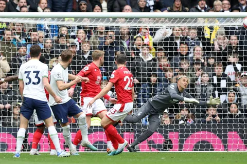 Keylor Navas y Nottingham Forest sufrieron la furia de Harry Kane en el triunfo de Tottenham (VIDEO)