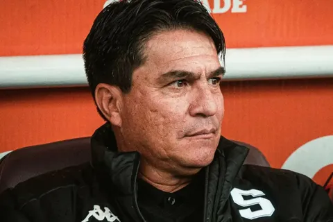 Vladimir Quesada recibe una mala noticia.