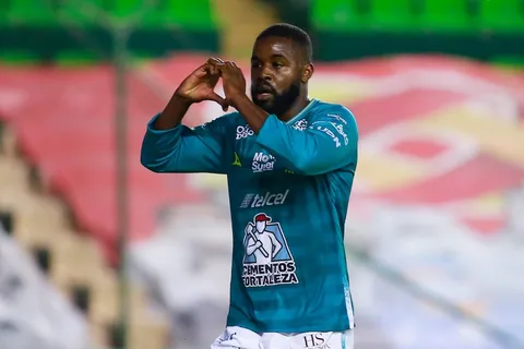 Aficionados del León demostraron cariño a Joel Campbell por el título conseguido