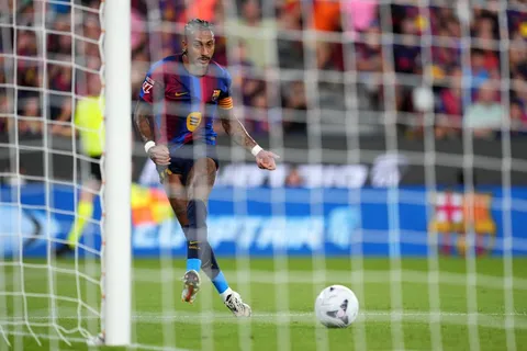 Raphinha es el líder en solitario del Pichichi de La Liga con 6 goles en 4 partidos