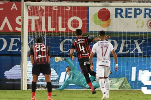 Aarón Cruz iguala récord con legendario portero morado