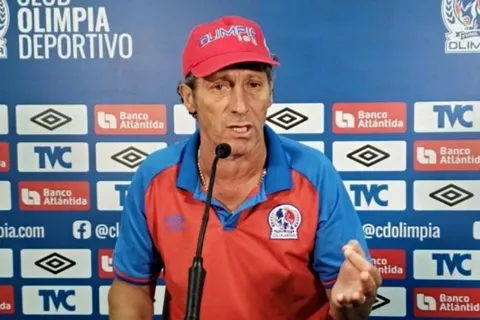 Pedro Troglio se volvió loco en rueda de prensa y explotó ante los periodistas luego del Motagua-Olimpia [VIDEO]
