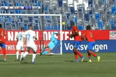 Tremendo atajadón de Esteban Alvarado en la primer parte contra EUA