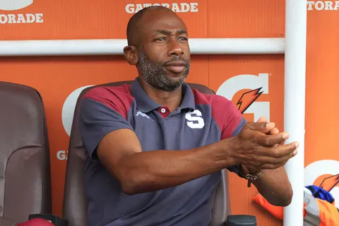 Paulo Wanchope recibe una mala noticia.