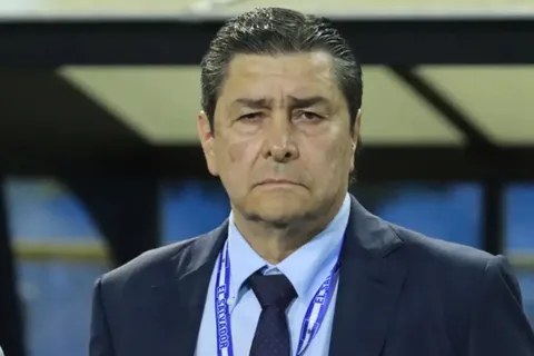 En el ojo del huracán: Luis Fernando Tena y las decisiones que cuestionan su permanencia en la Selección de Guatemala