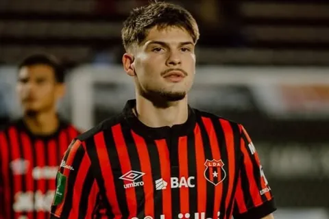 Elián Quesada podría seguir su carrera fuera de Alajuelense.