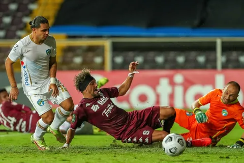 Liga Concacaf: Saprissa sufre para vencer 4-3 a Comunicaciones [VIDEO]