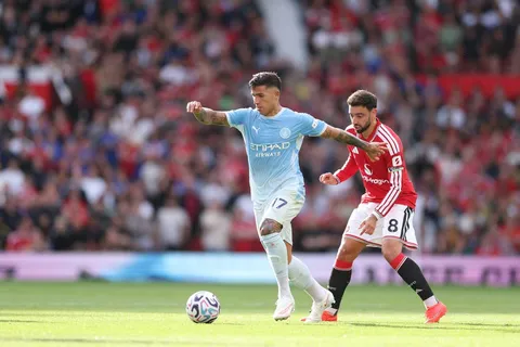 Jamie Carragher cuestiona los gestos de Bruno Fernandes y afirma que algunos compañeros no disfrutan jugar con él