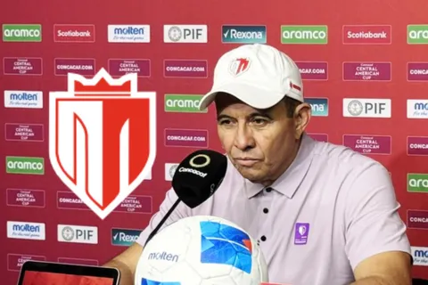 Otoniel Olivas en conferencia de prensa.