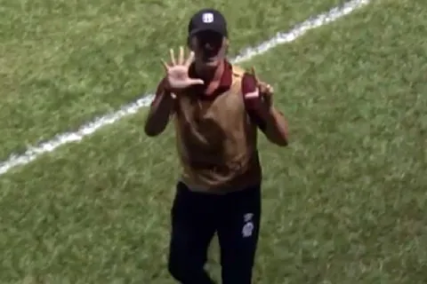 Pedro Troglio es expulsado y presumió los títulos que ha ganado