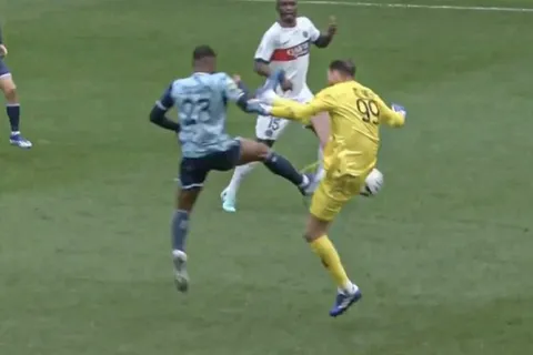 La insólita patada de Donnarumma en la cara de un rival por la que fue expulsado en PSG [VIDEO]