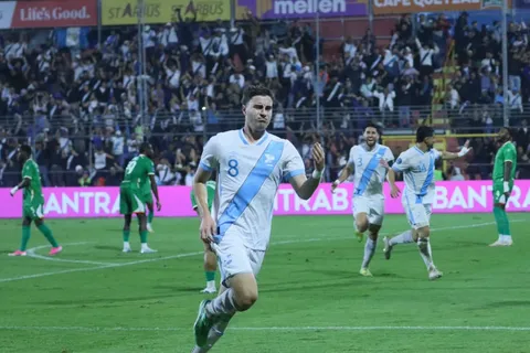 Matt Evans celebra el 1-0 de Guatemala sobre Surinam.