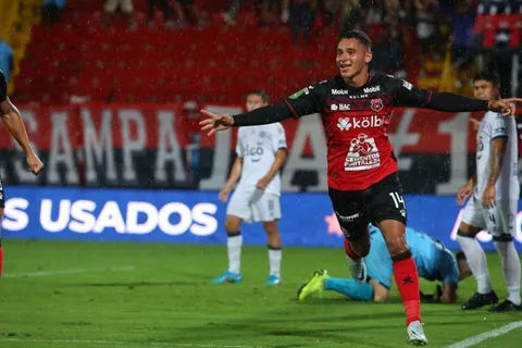 Alajuelense ganó con poco pero es suficiente para seguir en la pelea