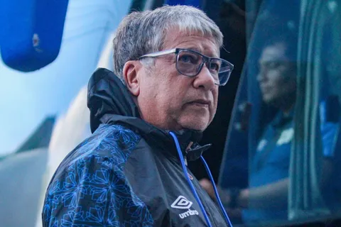 seleccion-de-el-salvador-bolillo-gomez-llegando-al-cuscatlan