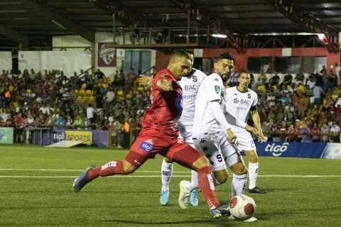 Sólido y de visita, Saprissa se afianza en la cima de su grupo con triunfo en el caribe