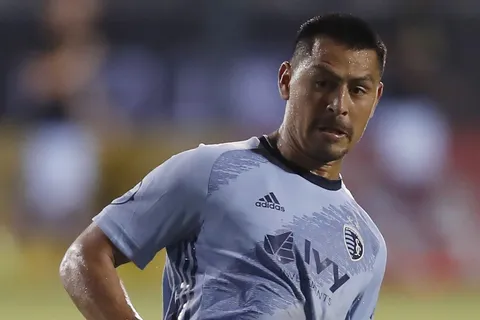 Roger Espinoza recibe premio en la MLS