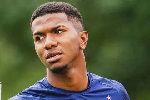 Jeyland Mitchell recibió un espaldarazo del Feyenoord.