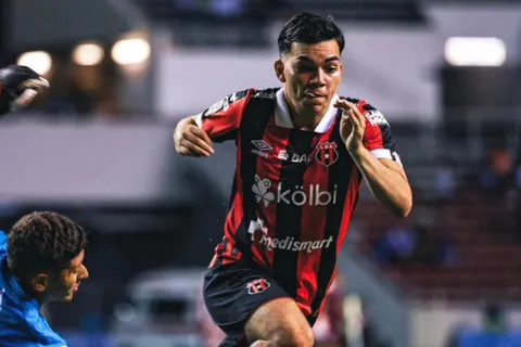 Por orden de Guimaraes: Alajuelense toma una decisión con Leo Menjívar