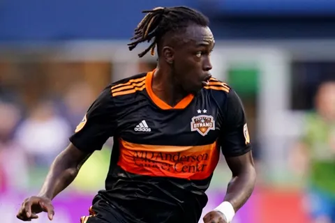 Alberth Elis publica foto sin camisa e hinchas de club europeo lo llenan de comentarios