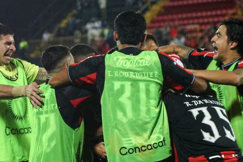 Alajuelense se mofa de Saprissa.