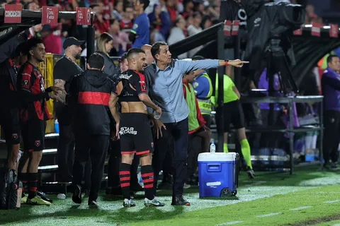 Guimaraes empieza a ser criticado en Alajuelense.