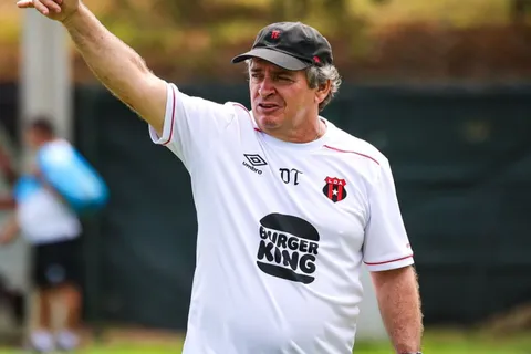 Oscar Ramírez en el entrenamiento de Alajuelense.