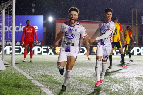 Brian Martínez celebra el 1-0 de San Carlos ante Herediano.
