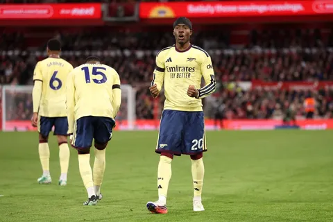 Arsenal venció 1-0 a Nottingham Forest con gol de Madueke y quedó segundo, a tres puntos del City