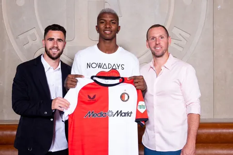 "Engaño": acusan a Alajuelense tras la venta de Jeyland Mitchell al Feyenoord